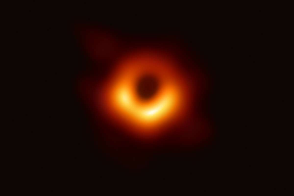 Première image de l'ombre d'un trou noir – Société astronomique de